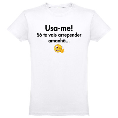T-shirt branca com texto e emoji