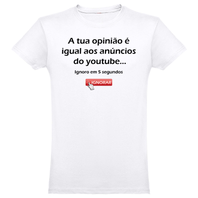 T-shirt branca com texto humorístico em preto e botão vermelho com a palavra ignorar.