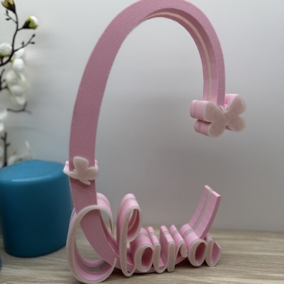 Enfeite decorativo rosa com o nome Clara e borboletas em feltro
