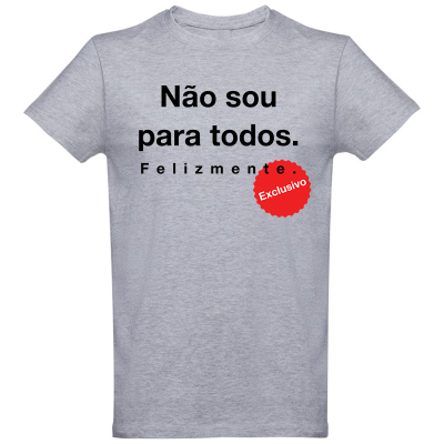 T-shirt cinzenta com texto em preto e selo vermelho exclusivo