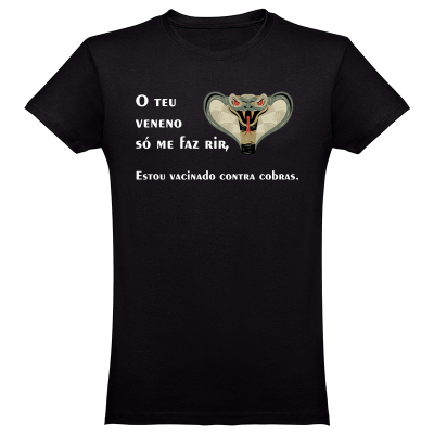 T-shirt preta com estampa de cobra e texto em branco.