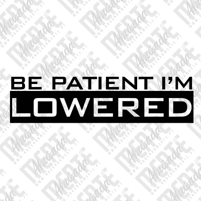Autocolante com texto BE PATIENT IM LOWERED em preto