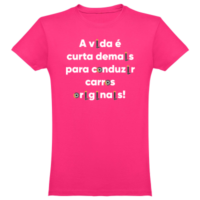 T-shirt rosa com texto branco e emojis relacionados com carros