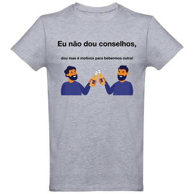 T-shirt cinza clara com ilustração de duas pessoas a brindar e texto em português