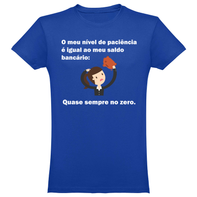 T-shirt azul com texto humorístico em branco e ilustração de mulher com mealheiro partido.
