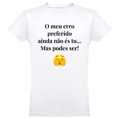 T-shirt branca com texto preto e emoji amarelo na frente.