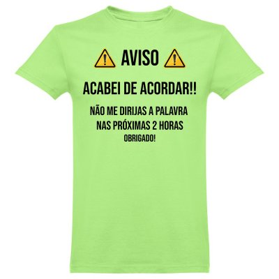 T-shirt verde claro com texto preto e símbolos de aviso amarelos