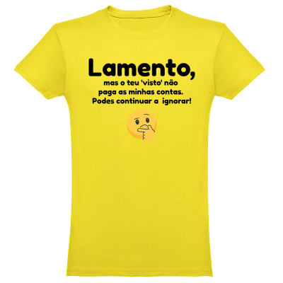 T-shirt amarela com texto humorístico em português e emoji