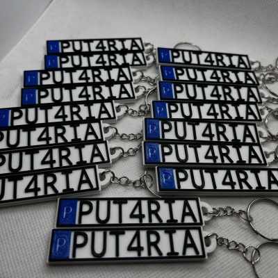 Chaveiros de placa de matrícula brancos e pretos com texto PUT4RIA