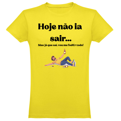 T-shirt amarela com texto em português e ilustração de homem com garrafa no chão