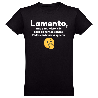 T-shirt preta com texto branco em português e emoji de rosto pensativo