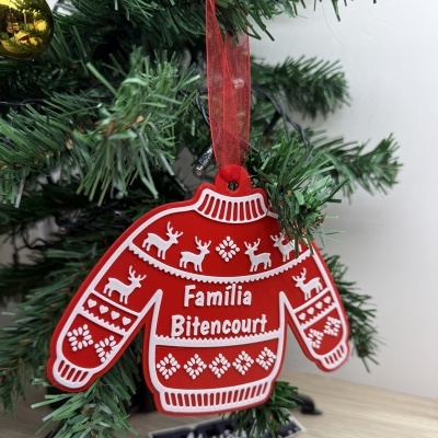 Enfeite de Natal em forma de camisola vermelha com detalhes brancos e texto Família Bitencourt