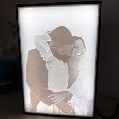 Luminária com imagem iluminada de casal abraçado