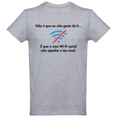 T-shirt cinzenta com texto humorístico e símbolo de Wi-Fi