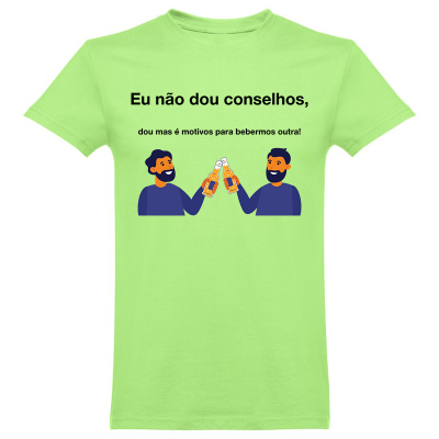 T-shirt verde claro com texto e ilustração de dois homens a brindar cervejas