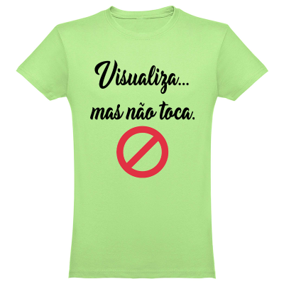 T-shirt verde clara com texto preto e símbolo vermelho de proibição