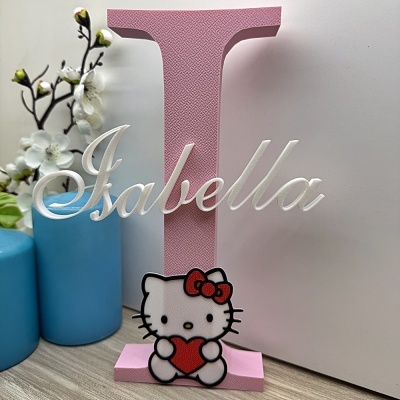 Letra decorativa rosa com nome Isabella e Hello Kitty segurando coração vermelho