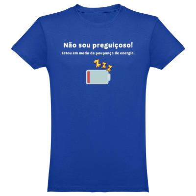 T-shirt azul com texto e imagem de bateria com pouca carga.