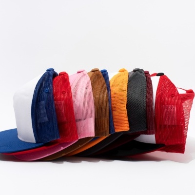 Conjunto de bonés tipo trucker coloridos alinhados lado a lado