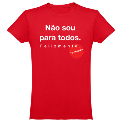T-shirt vermelha com texto em branco e selo exclusivo.