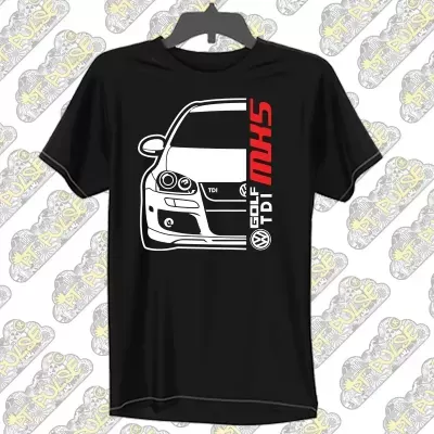 T-shirt preta com estampa frontal de carro e texto GOLF TDI MK5