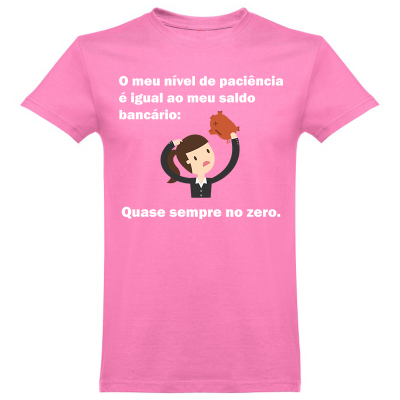 T-shirt rosa com texto humorístico em português e ilustração de personagem feminina com carteira vazia