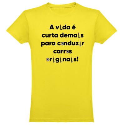T-shirt amarela com texto preto e ícones de pistola e volante integrados nas letras
