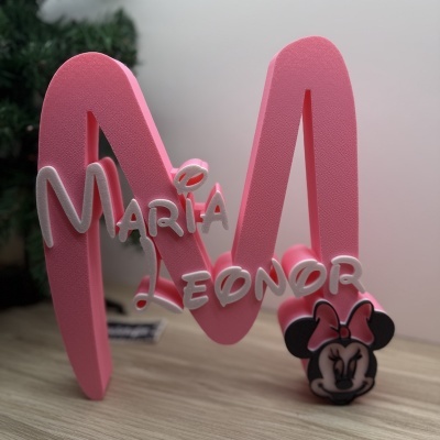 Produto decorativo em espuma rosa com nome Maria Leonor e figura da Minnie