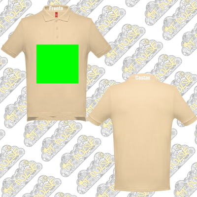 Polo bege com gola, três botões, quadrado verde no peito, fundo padrão PULSE.