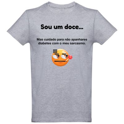 T-shirt cinza com texto humorístico e emoji.