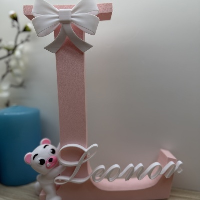 Ornamento letra L rosa com texto Leonor branco e urso branco com detalhes rosa