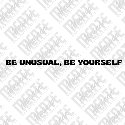 Texto preto em fundo branco com a frase BE UNUSUAL, BE YOURSELF
