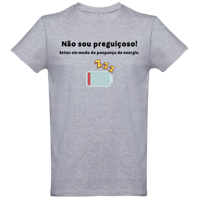 T-shirt cinzenta com texto em português e imagem de bateria quase vazia.