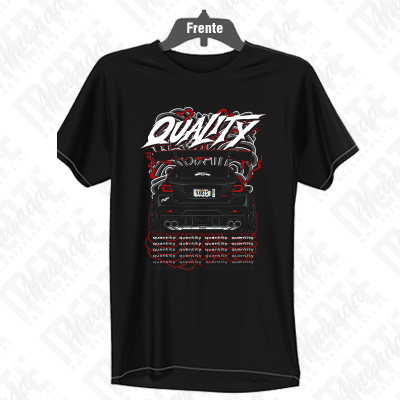 T-shirt preta com estampa de carro desportivo e texto QUALITY na frente