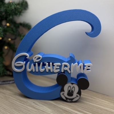 Letra decorativa azul com o nome Guilherme e rosto do Mickey Mouse