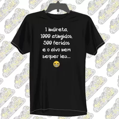 T-shirt preta com texto branco e emoji amarelo pendurada em cabide preto