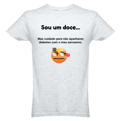 T-shirt cinza clara com frase e emoji sarcástico