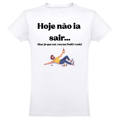 T-shirt branca com texto humorístico em português e ilustração colorida de homem com bebida