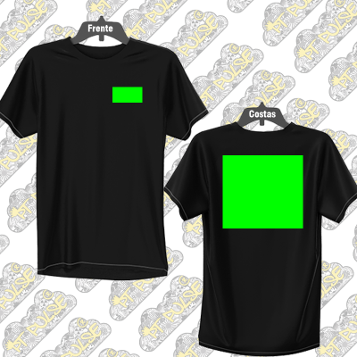 T-shirts pretas com etiquetas verdes, mostradas de frente e costas com cabides