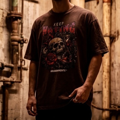 T-shirt castanha com caveira e rosas em ambiente industrial