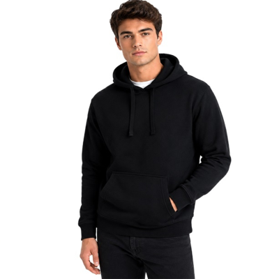 Homem com hoodie preto e t-shirt branca, fundo branco