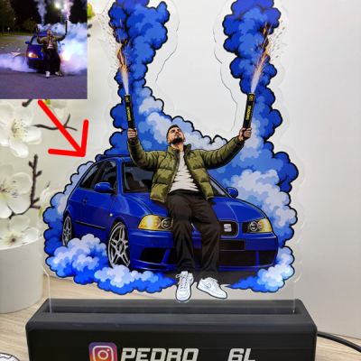 Expositor acrílico com ilustração de homem e carro azul, base preta com Instagram PEDRO__6L.