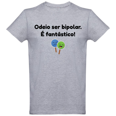 T-shirt cinzenta clara com texto e dois balões de expressão