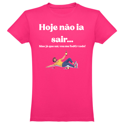 T-shirt feminina rosa com texto em branco e ilustração de homem com garrafas de bebida.