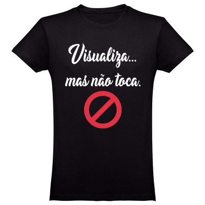 T-shirt preta com texto branco e símbolo de proibição vermelho
