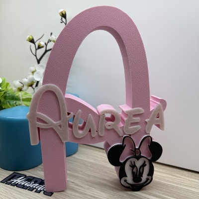 Letra decorativa rosa com nome AUREA e figura da Minnie Mouse