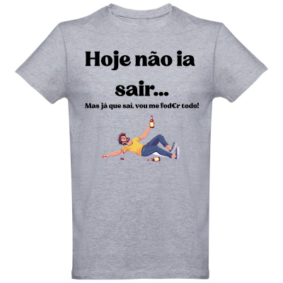 T-shirt cinza com texto em português e ilustração de homem no chão segurando garrafa