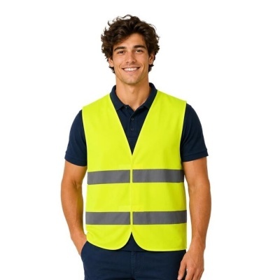 Homem a usar colete de segurança amarelo com faixas refletoras