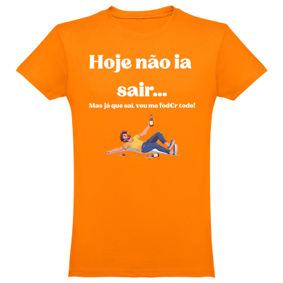 T-shirt laranja com texto humorístico em português e ilustração de homem caído segurando uma garrafa.