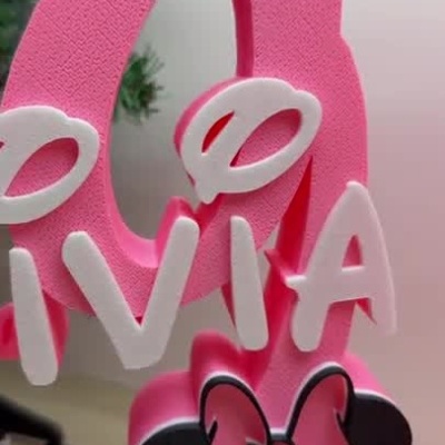 Peça decorativa rosa com letra O, nome Olívia e rosto da Minnie Mouse